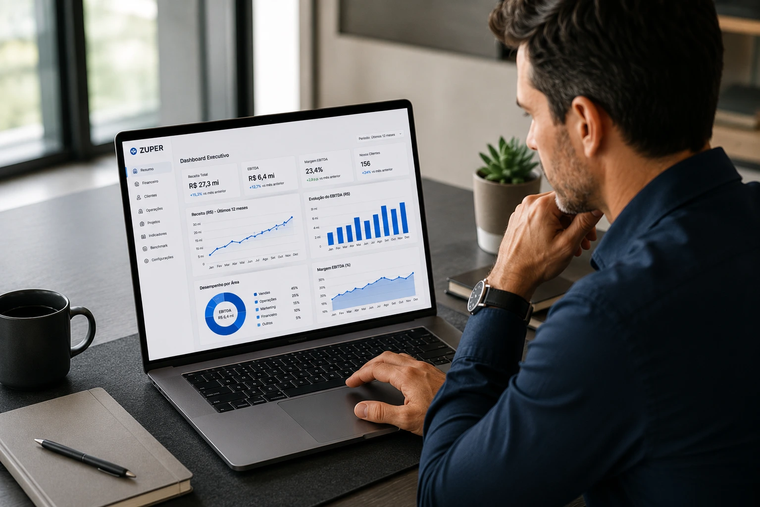 empresário analisando dashboard executivo da Zuper com métricas de receita e EBITDA.webp